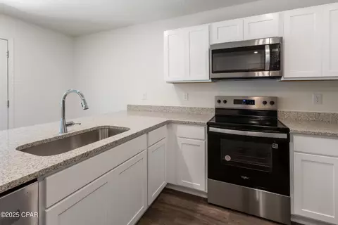 Kitchen - 4101 Gulliver Dr, Chipley, FL 32428 photo 2 of 4