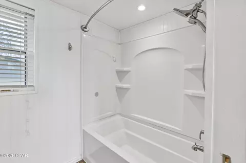 Bath - 794 2nd St, Chipley, FL 32428 photo 2 of 2
