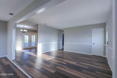 Living - 710 E Pine Forest Dr, Lynn Haven, FL 32444 photo 7 of 8