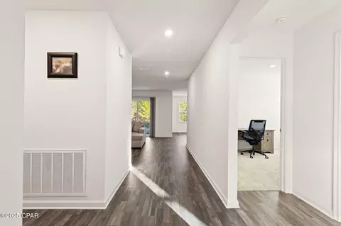 Entry Way - 3987 Oxford Ave, Chipley, FL 32428 photo 1 of 2