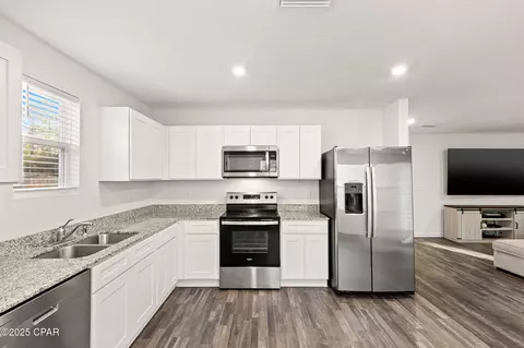 Kitchen - 3987 Oxford Ave, Chipley, FL 32428 photo 3 of 3