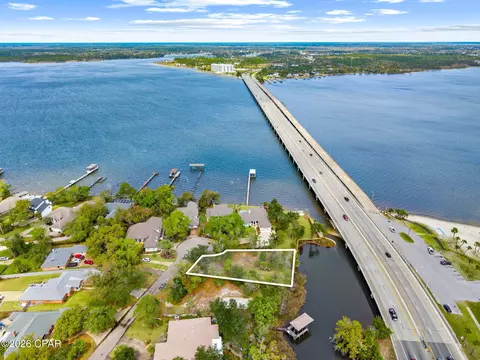 201 Harbour Pointe Dr, Lynn Haven, FL 32444