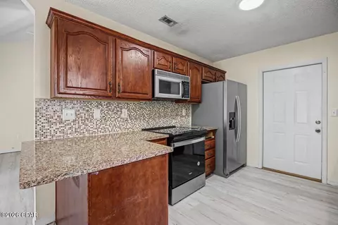 Kitchen - 528 Hyde Park Dr, Crestview, FL 32539 photo 6 of 6