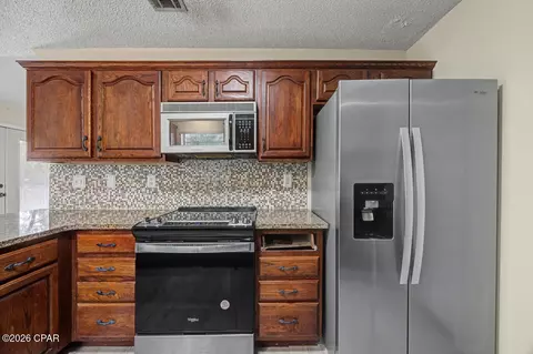 Kitchen - 528 Hyde Park Dr, Crestview, FL 32539 photo 5 of 6