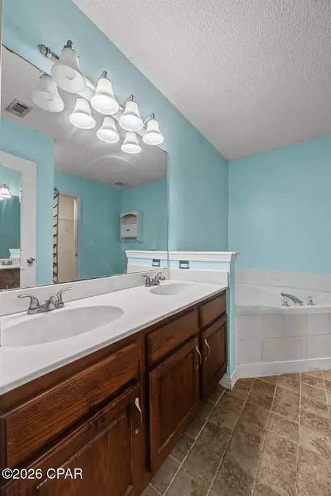 Bath - 528 Hyde Park Dr, Crestview, FL 32539 photo 1 of 5