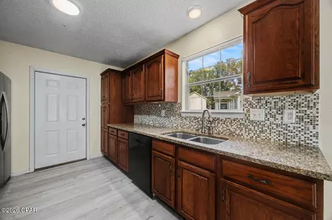Kitchen - 528 Hyde Park Dr, Crestview, FL 32539 photo 2 of 6