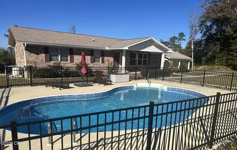 7426 Berry Dr, Grand Ridge, FL 32442