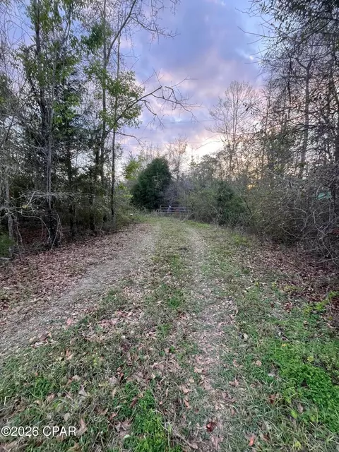 5372 Sonic Dr, Marianna, FL 32448