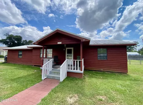 6913 Broadway St, Grand Ridge, FL 32442