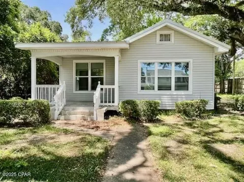 1038 E 8th Ave, Graceville, FL 32440