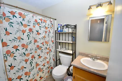 Bath - 1395 Warren Ave, Chipley, FL 32428 photo 1 of 1
