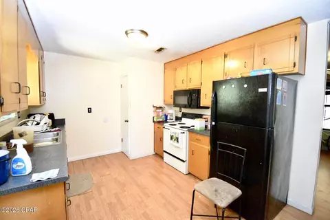 Kitchen - 1395 Warren Ave, Chipley, FL 32428 photo 3 of 4