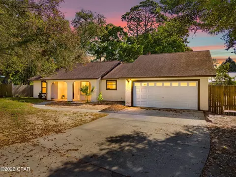 902 Laurel Oak Ln, Panama City, FL 32408