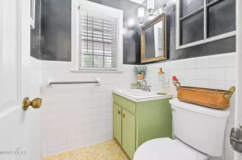 Bath - 656 4th St, Chipley, FL 32428 photo 1 of 4