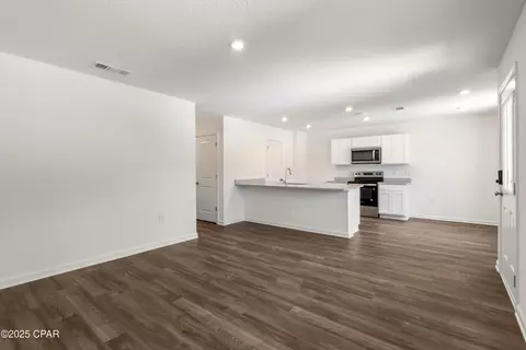 Living - 4099 Gulliver Dr, Chipley, FL 32428 photo 1 of 2