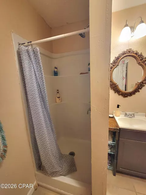 Bath - 5184 13th Ave, Malone, FL 32445 photo 4 of 4