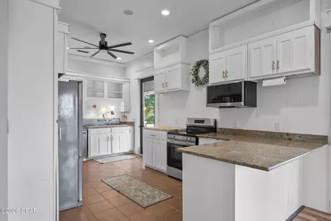Kitchen - 24197 NW Pine Tree Trl, Fountain, FL 32438 photo 2 of 6