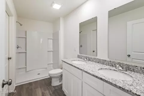 Bath - 2235 Voltaire Dr, Chipley, FL 32428 photo 1 of 2