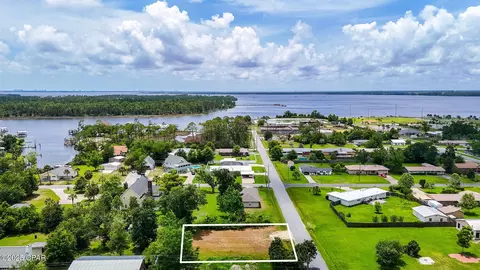 805 W 6th St, Lynn Haven, FL 32444