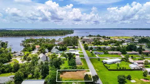 805 W 6th St, Lynn Haven, FL 32444