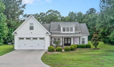 566 Lakepointe Dr, Chipley, FL 32428