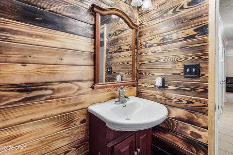 Bath - 3918 Bricknell Ave, Chipley, FL 32428 photo 2 of 5