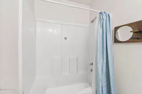 Bath - 940 Jamie Dr, Chipley, FL 32428 photo 3 of 4