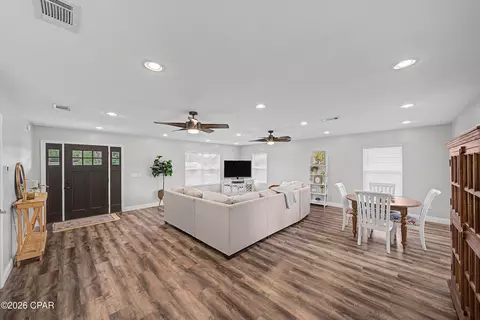 Living - 1807 Ulmer Ln, Chipley, FL 32428 photo 1 of 1