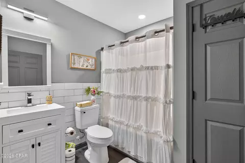 Bath - 717 Sinclair St, Chipley, FL 32428 photo 4 of 4
