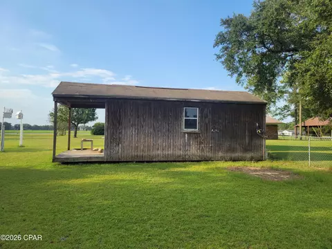Exterior - 5081 8th Ave, Malone, FL 32445 photo 5 of 9