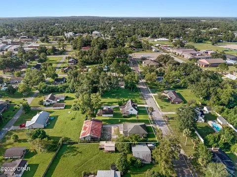 View/Area - 633 3rd St, Chipley, FL 32428 photo 2 of 5
