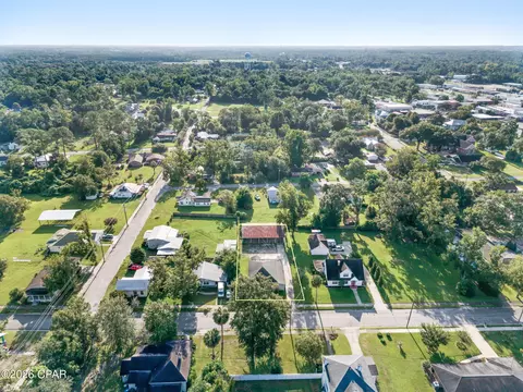 View/Area - 633 3rd St, Chipley, FL 32428 photo 1 of 5