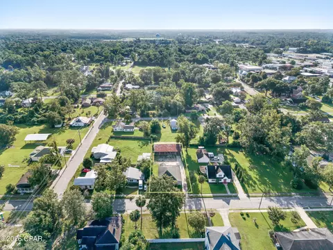 View/Area - 633 3rd St, Chipley, FL 32428 photo 4 of 5