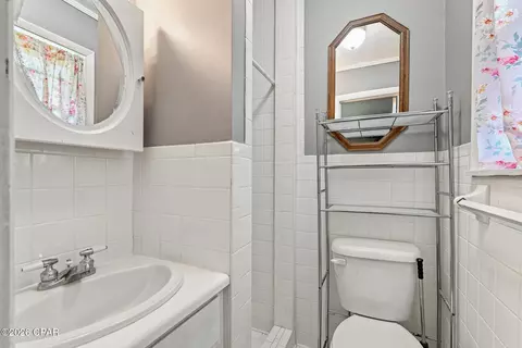 Bath - 837 Maple St, Chipley, FL 32428 photo 2 of 3