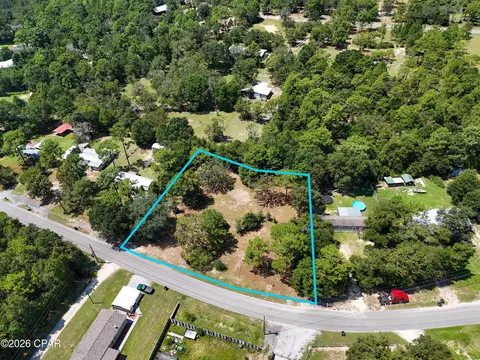 208 Kings Lake Blvd, Defuniak Springs, FL 32433