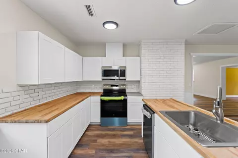 Kitchen - 5953 Deerwood Dr, Malone, FL 32445 photo 3 of 4