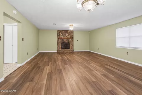 Living - 103 Powell Dr, Crestview, FL 32536 photo 2 of 3