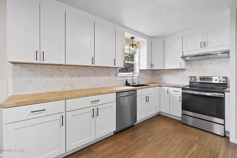 Kitchen - 2593 Mcclain St, Cottondale, FL 32431 photo 3 of 3