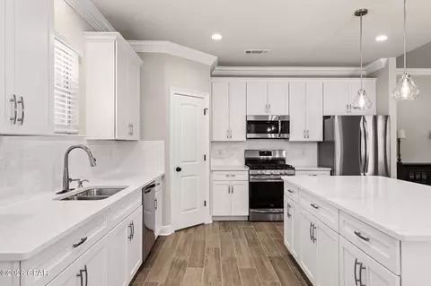 Kitchen - 94 Campfire Cv, Freeport, FL 32439 photo 3 of 3