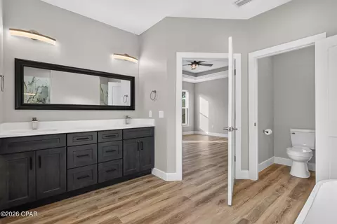 Bath - 3982 Horizon Ave, Chipley, FL 32428 photo 2 of 10