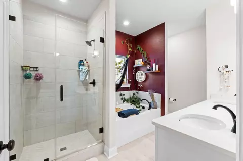 Bath - 65 Apollo Ave #EAST, Freeport, FL 32439 photo 5 of 9