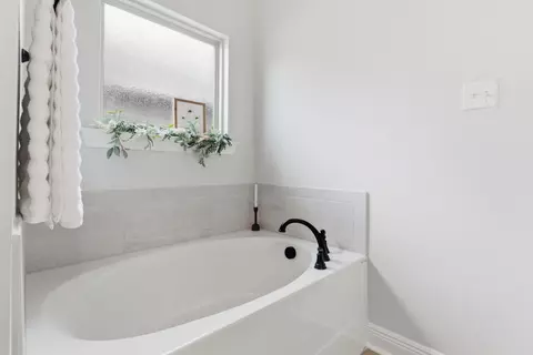 Bath - 140 Flora Ln, Freeport, FL 32439 photo 6 of 9
