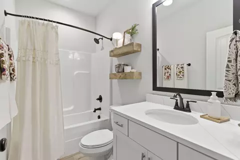 Bath - 140 Flora Ln, Freeport, FL 32439 photo 3 of 9