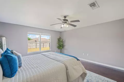 Bedroom - 5632 N North Brook Dr, Crestview, FL 32539 photo 4 of 9