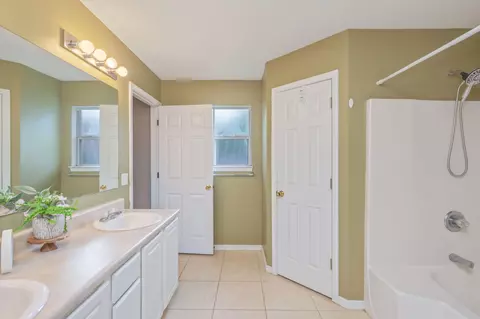 Bath - 484 Jillian Dr, Crestview, FL 32536 photo 4 of 6