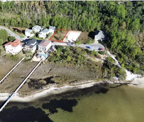 227 Tecumseh Ln, Mary Esther, FL 32569