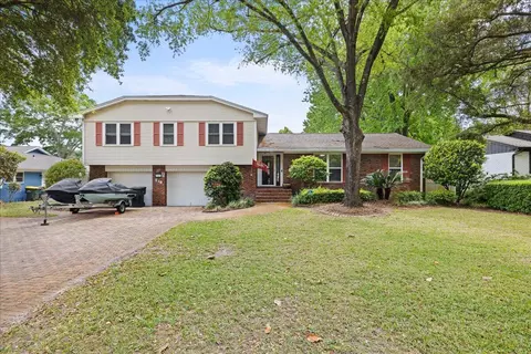 218 NE Yacht Club Dr, Fort Walton Beach, FL 32548