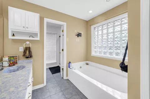 Bath - 531 Gallant Fox Ln, Crestview, FL 32539 photo 3 of 4
