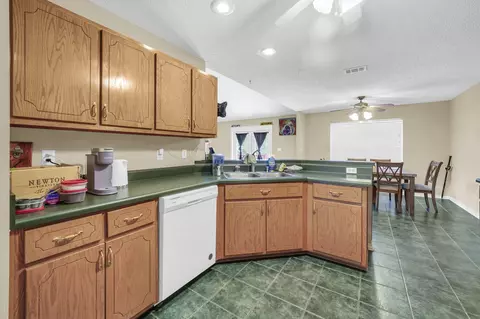 Kitchen - 531 Gallant Fox Ln, Crestview, FL 32539 photo 4 of 4