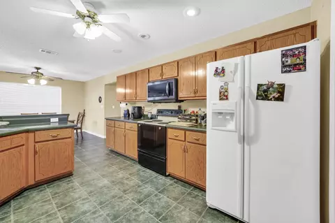 Kitchen - 531 Gallant Fox Ln, Crestview, FL 32539 photo 3 of 4